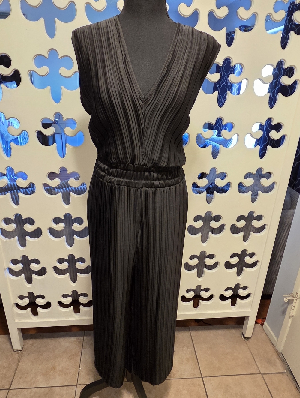 Romeo & Juliet Couture Black Pleated V-Neck Jumpsuit